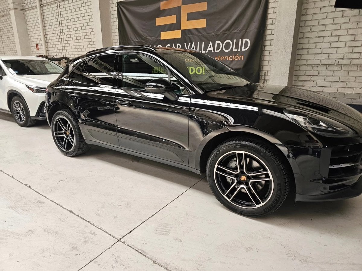 Porsche Macan negro detallado a mano