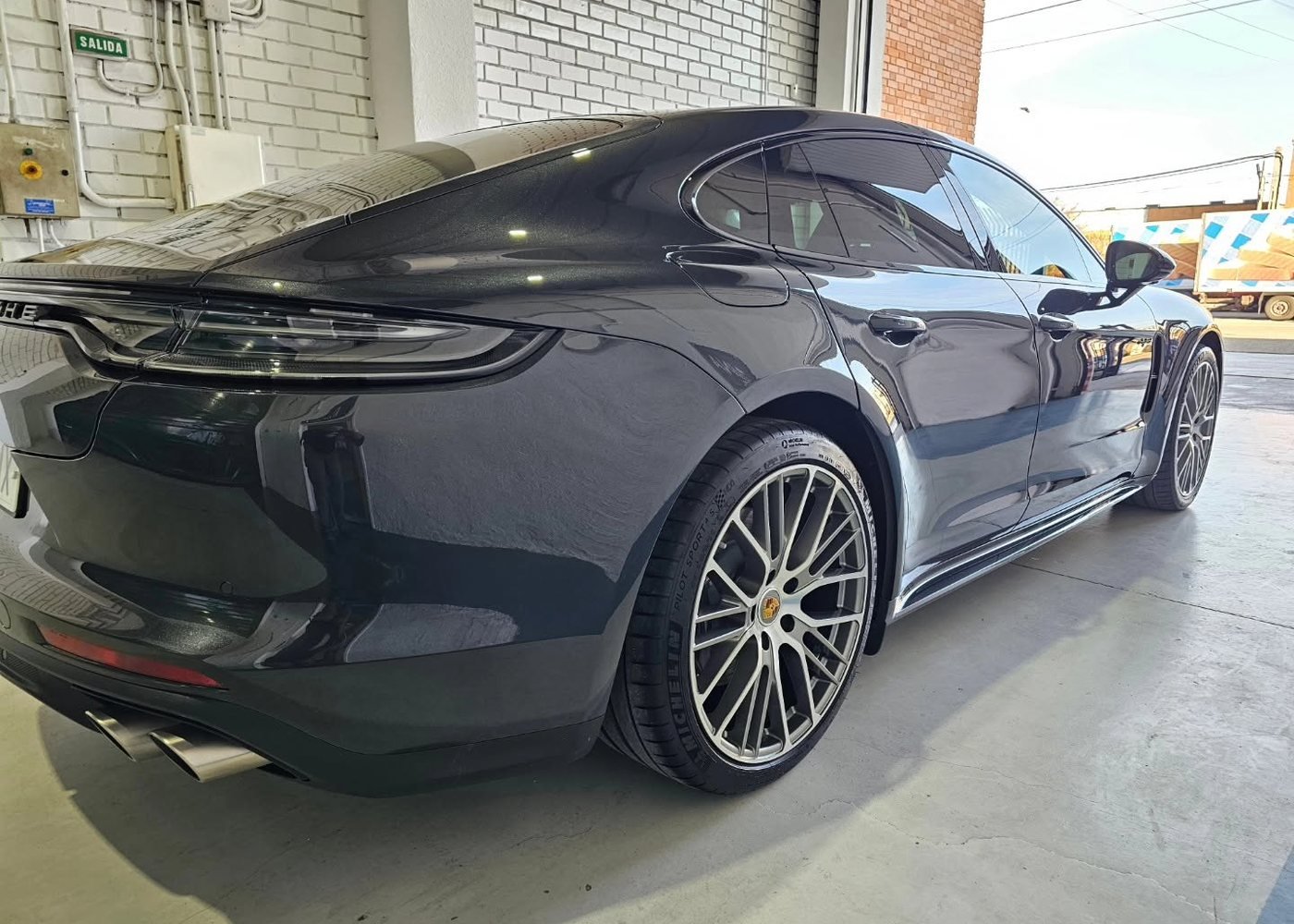 Porsche negro tras pulido y sellado cerámico