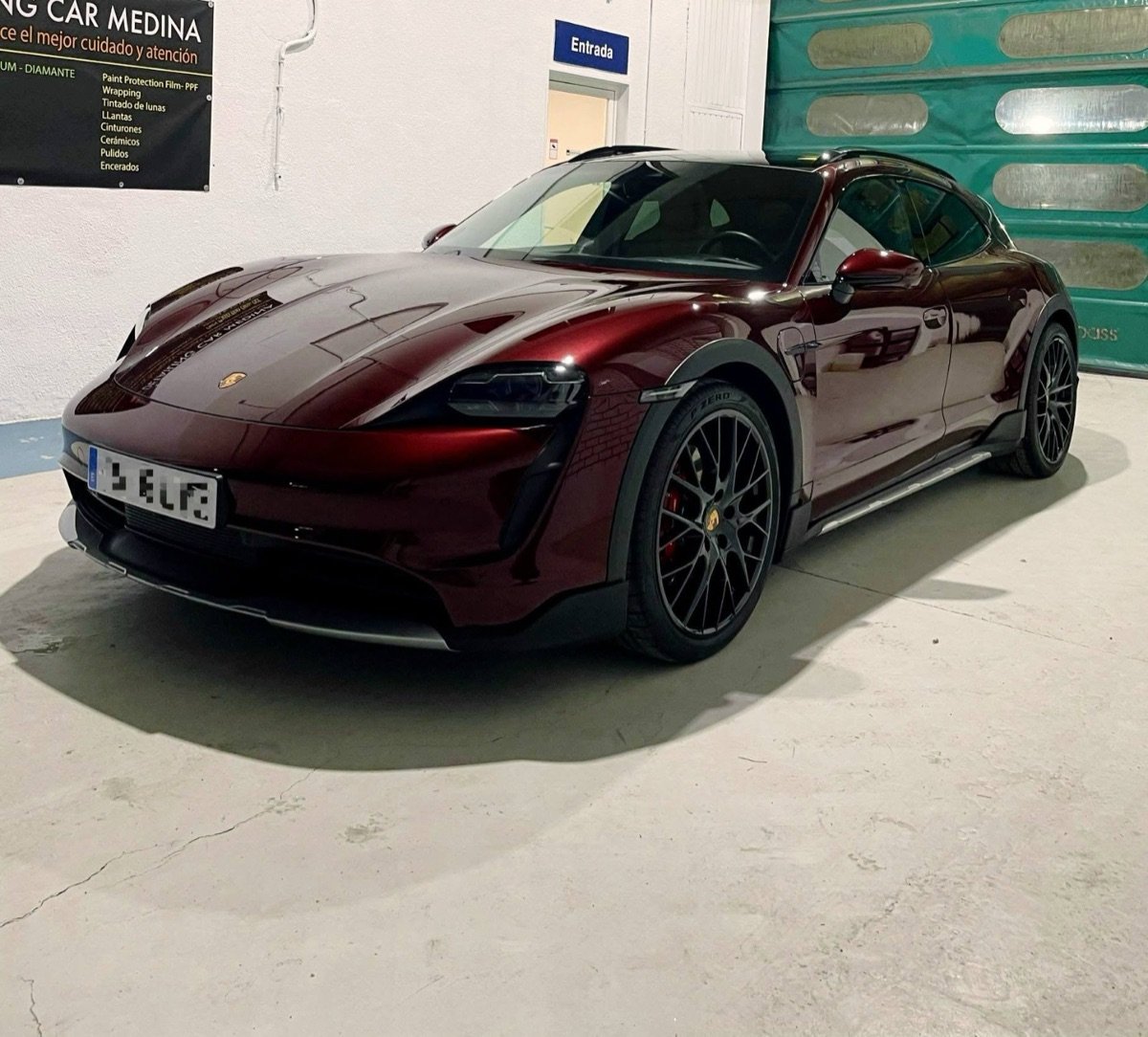Porsche Taycan Cross Turismo burdeos con cerámico